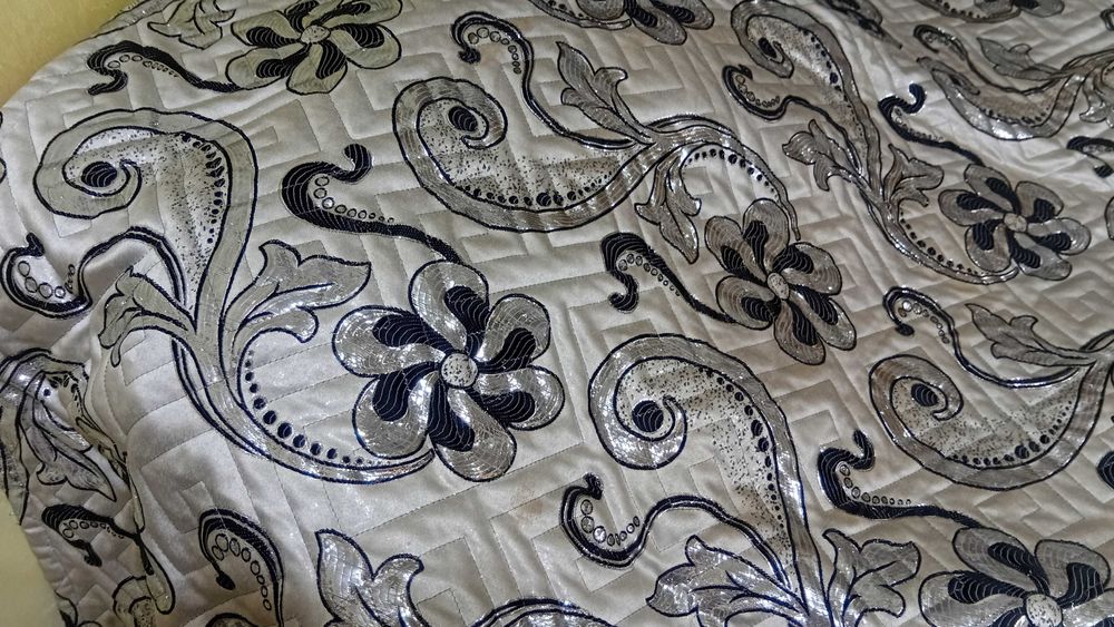 Покрывало двухспальное на подкладе.