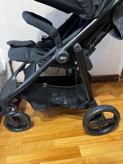 Продам детскую коляску черного цвета