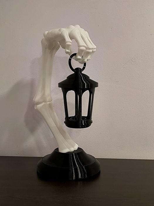 Декоративна скелетна ръка с фенер(3D принтирана)