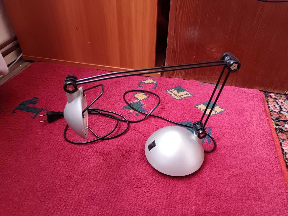 Vând o lampă de birou nouă, model cu braț reglabil și cap mobil.