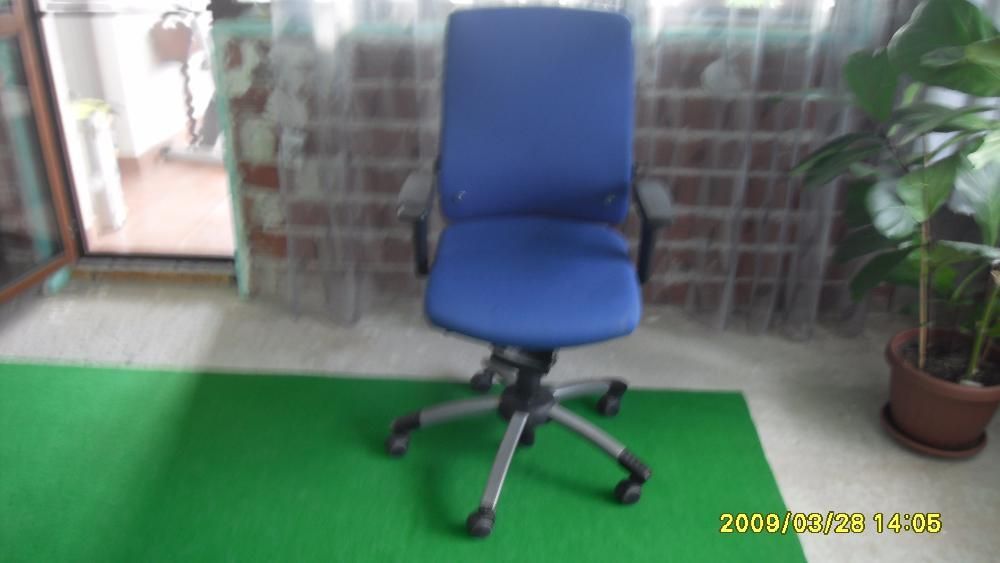 бюро на колелца запазено