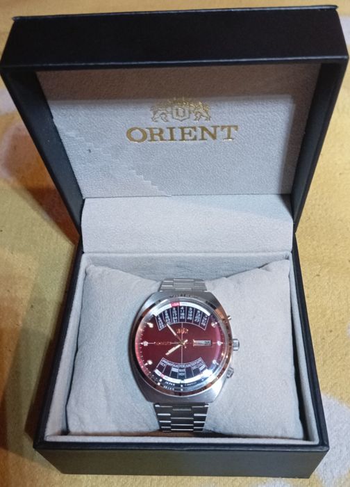 Часовник ORIENT календар.
