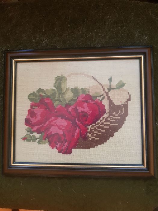 Гоблен 'кошница с рози'  рамкиран