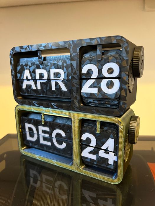 Calendar mecanic flip, 3D printat, unicat – decor birou/cadou