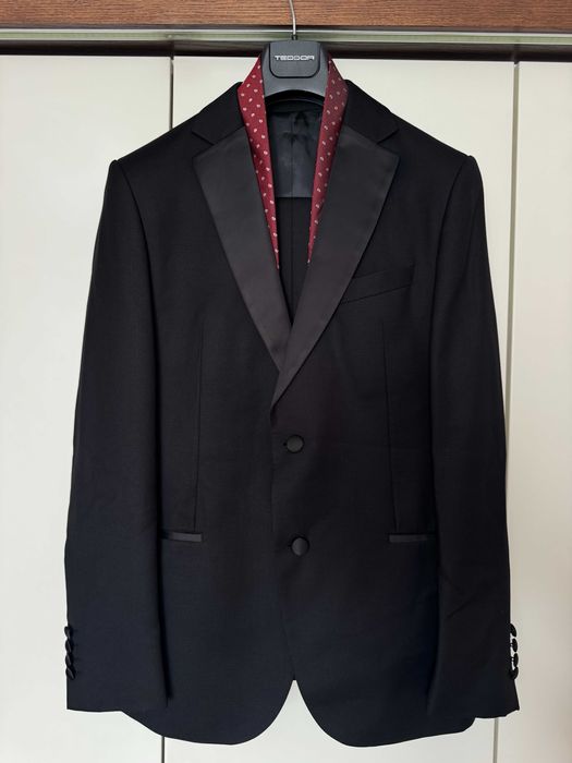 Официален черен мъжки костюм