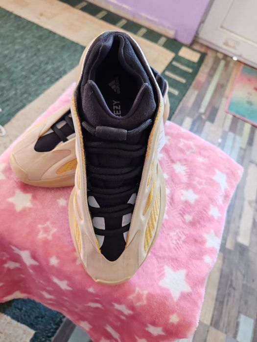 Adidasi  ieezy 700 v3