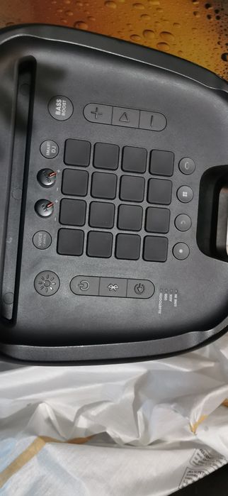 Продавам колона jbl partybox 1000