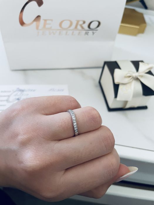 Пръстен от бяло злато с камъни