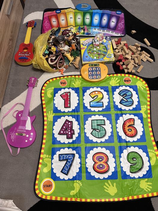 Jocuri de societate, chitara, masinute, pop-it, cuburi, animale, cască