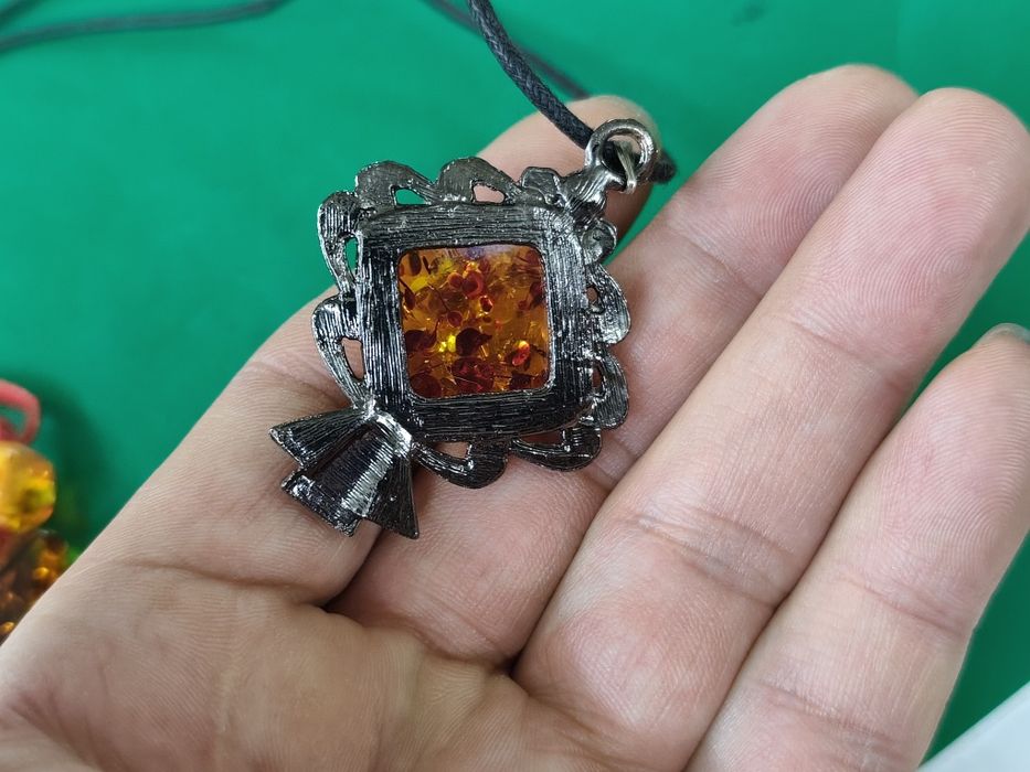 Медальон от кехлибар кръст