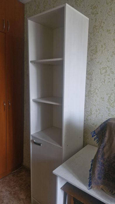 Кровать полуторка и шкаф.