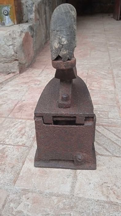 Стара ютия на въглища