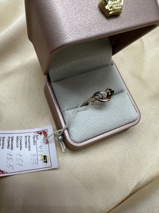 Золотое кольцо с фианитами