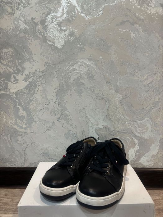 Продам школьные ботинки