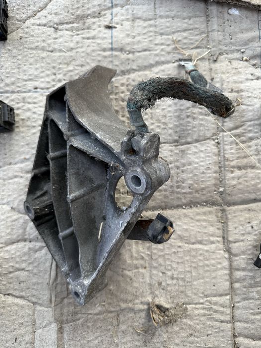 Основа за хидравлична помпа на сервоусилвател на волана.