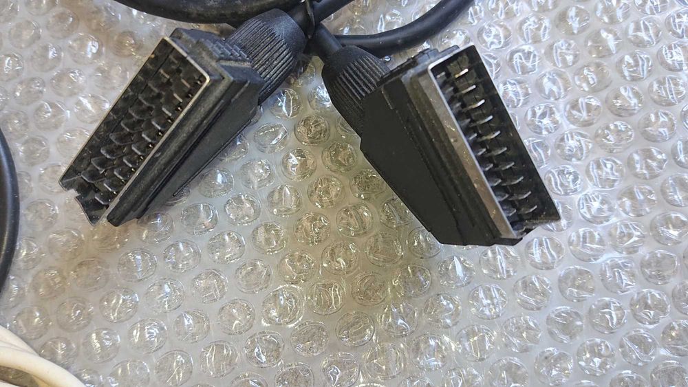 Лот аудио  видео и захранващ кабели.