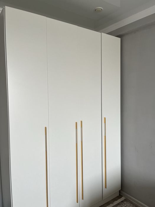 Шкаф белый с золотыми ручками, современный