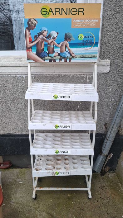 Рекламен подов стелаж Garnier