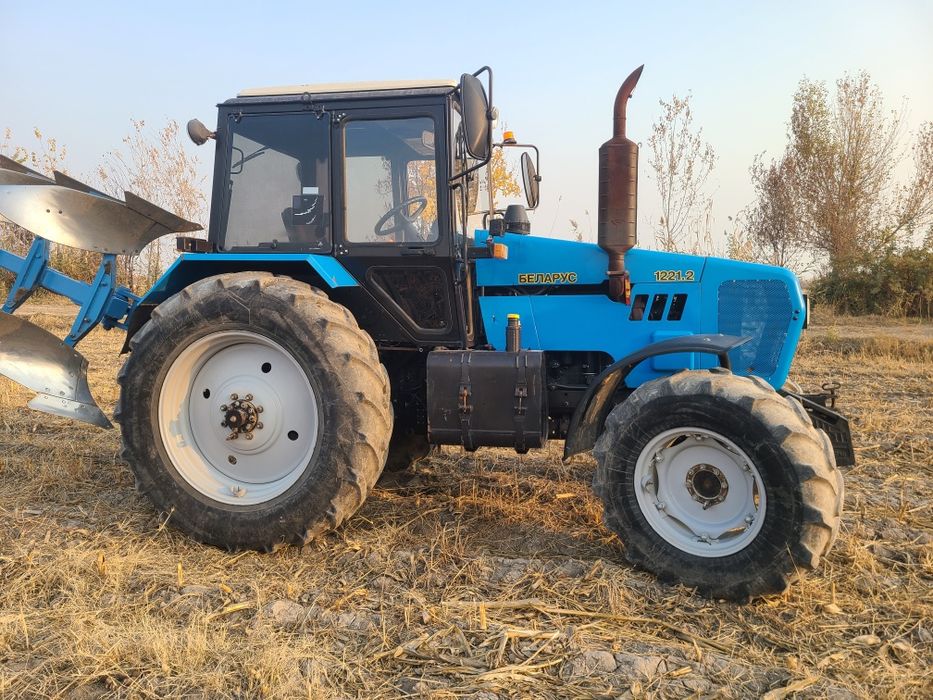 МТЗ. 1221.2 тропик. Холати ало. .трактр узи 24000. Плуг бн 30000.минг