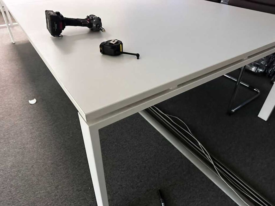 Заседателна маса с метална основа – 300×140×75 см