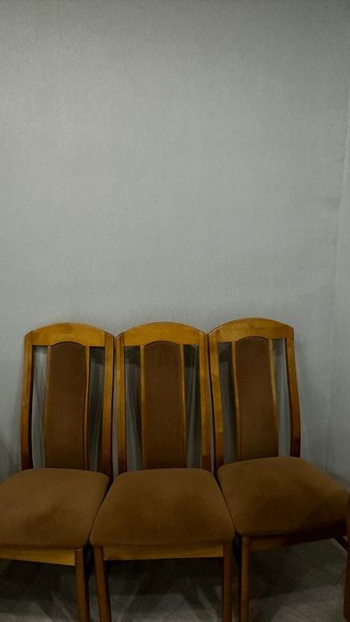 Продам деревянный стол со стульями.