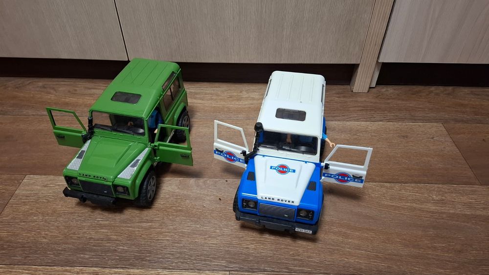 Внедорожники Bruder Land Rover Defender.