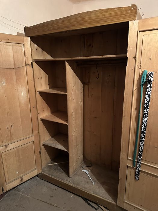 Dulap vechi din lemn de nuc