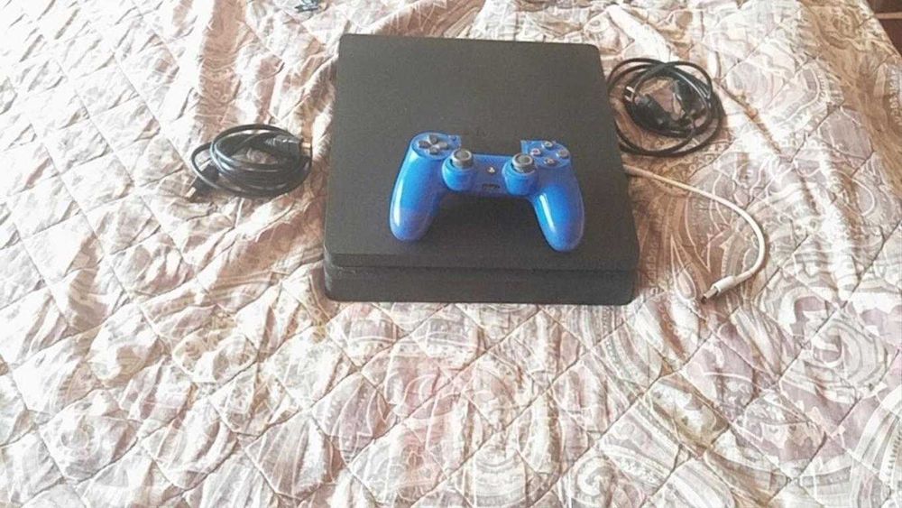 Продавам PS4 slim 1 tb с един джойстик