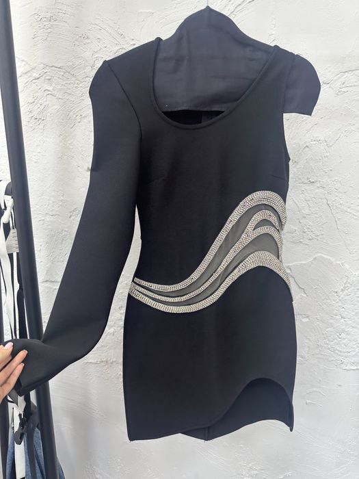 Черна рокля с камъни