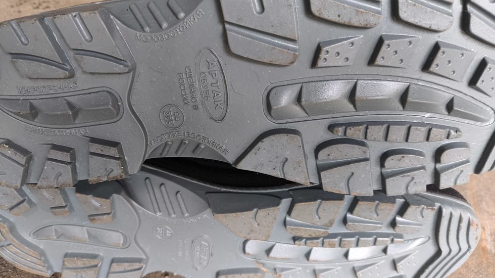 Продам зимнюю спец обувь