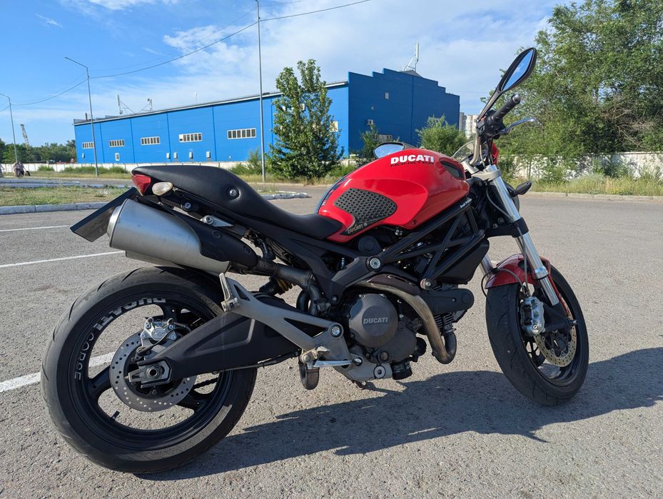 Ducati Monster 696