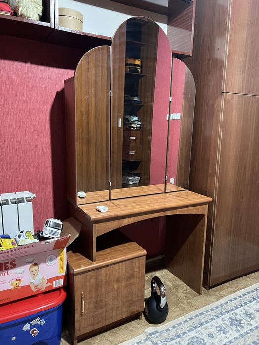 Тумбочки зеркало робочий стол