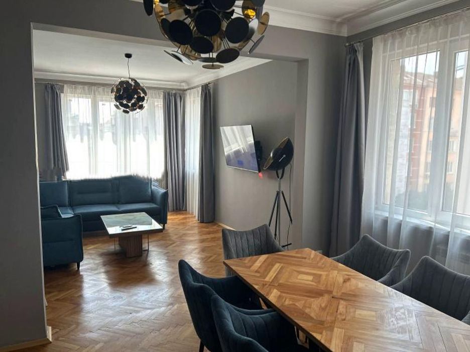 Дава се под наем Тристаен апартамент в София, Център - 110 кв.м за 1400 € - Снимка #1