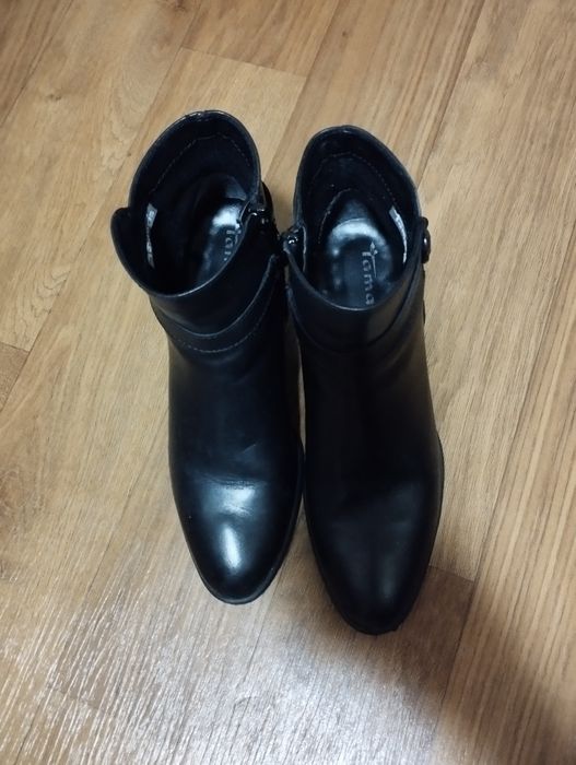 Продам женские ботинки