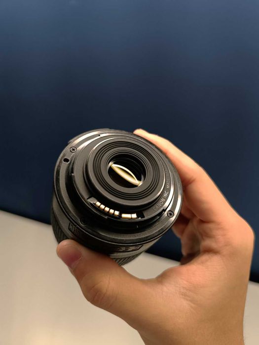 Canon EOS 2000D DSLR Фотоапарат- Перфектно състояние, като чисто нов.