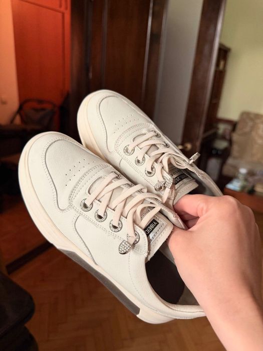 Vând adidași din piele naturală, în stare bună.