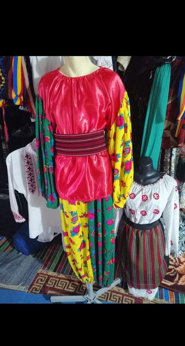 Costume tradiționale 100% bumbac , cusute manual