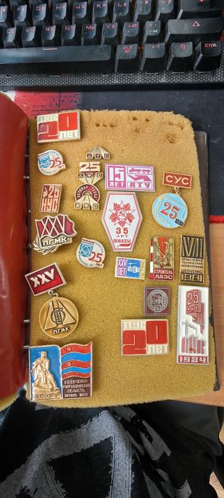 Продаются значки