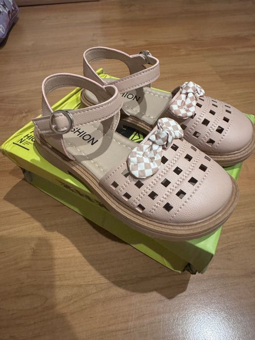 Сандали новые для девочек