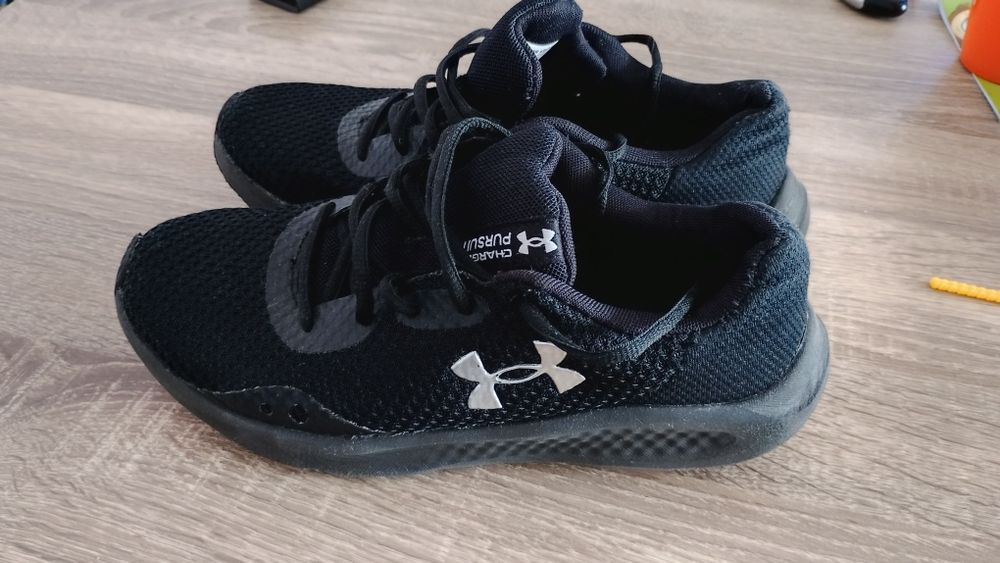 Маратонки  UNDER ARMOUR , номер 38