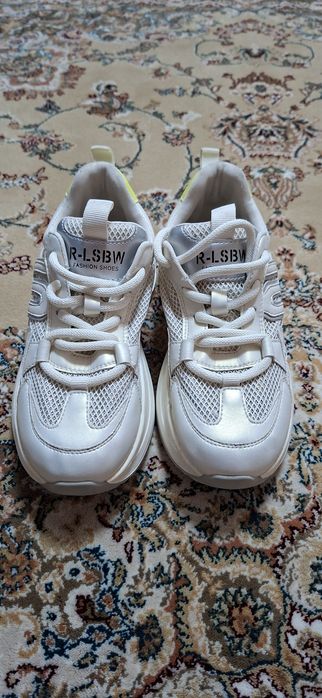 Продам женские кроссовки