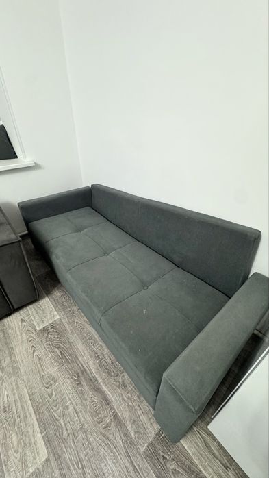 Диван темно-серого цвета