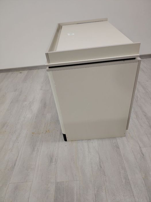 Zargarlik stoli oynasi bilan