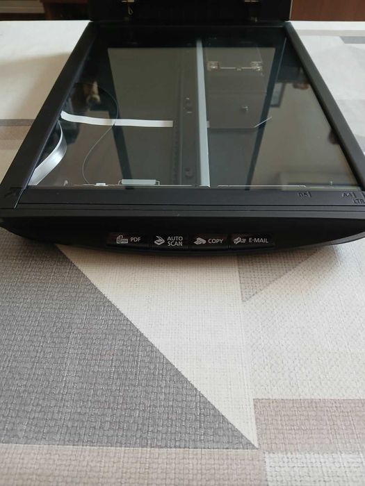 Продавам скенер CANON LIDE 110