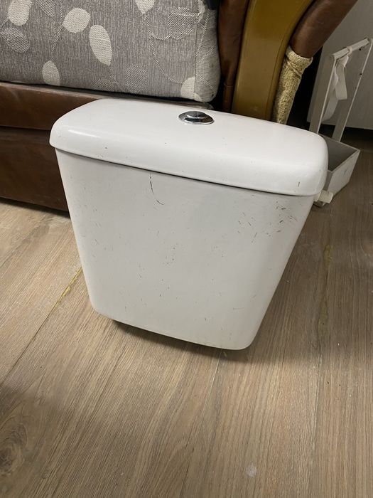 Toaletă cu rezervor