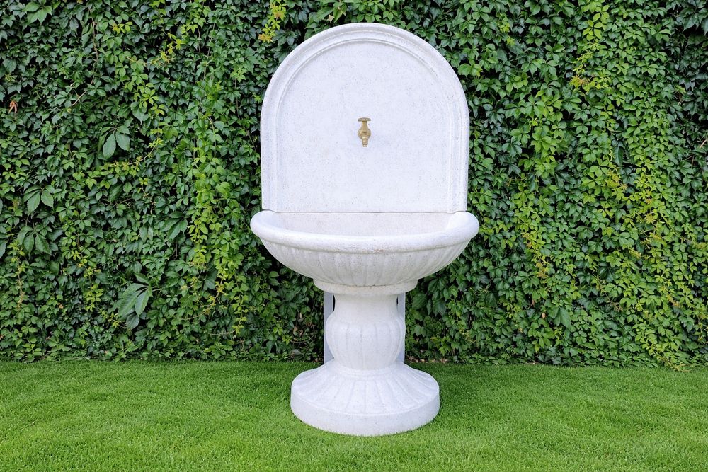 Уникални градински чешми– придайте стил на двора си