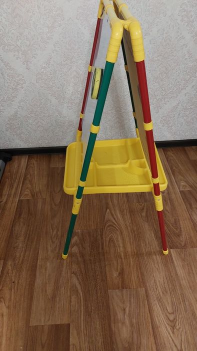 Диван раскладной, стол детский, доска