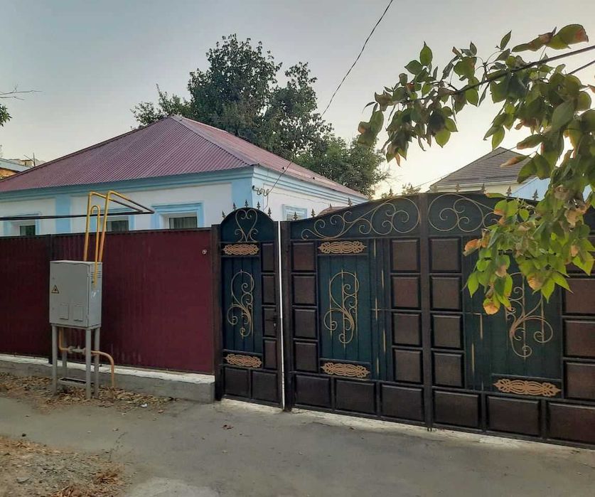 Продаю дом,  4 комнаты, в центре
