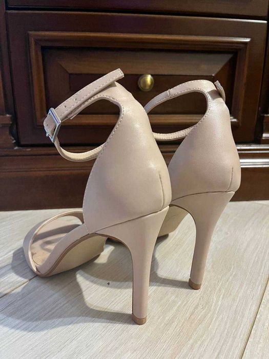 Босоножки бежевые продам