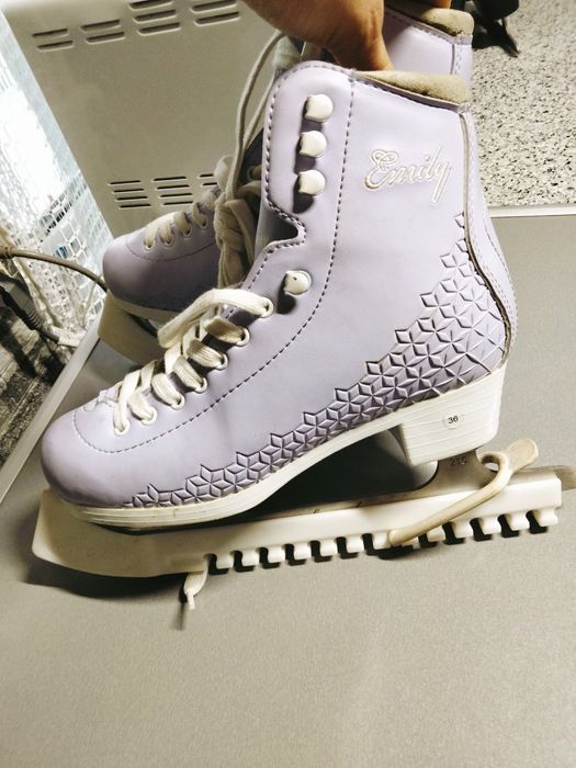 Продам коньки фигурные новые 36 размер